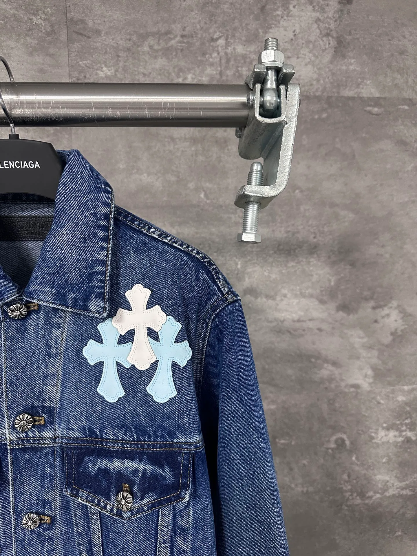 P720 💰 CHrome Hearte cross patchwork leather denim jacket size: S M L Design details: the visual fantasy of Gothic symbols, the multi-dimensional expression of the cross totem: the red and white contrasting cross patches are staggered on the chest and back, making the brand more recognizable; the hollow cross pattern leather splicing on the sleeves combines the mystery of religious symbols with the punk-style deconstructed design. Every detail tells the dark aesthetics of Crowe's heart. Retro distressing with denim texture: Selected denim fabrics are treated with distressing techniques to show natural fading and texture, which not only retains the retro accent of denim items, but also adds a casual sense to the overall look. The ingenuity of hardware and tailoring: The metal buttons and hardware all have Croxin's iconic pattern, which shines exquisitely under the refraction of light; the neat tailoring of the classic denim jacket is suitable for a variety of wearing scenarios, and can create a strong personal style whether it is layered or worn alone. Croxin's denim jacket is not only a piece of clothing, but also a style badge that highlights unique aesthetics and rebellious attitude. For those who pursue individuality, they can leave their own hardcore mark in the fashion field.